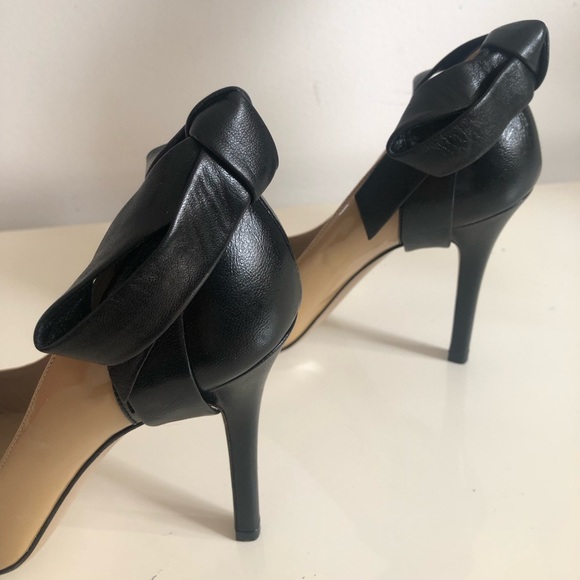 Authentic Valentino Garavani Leather Black Bow Heel Pumps.
Size 37 1/2 - Picture 5 of 12